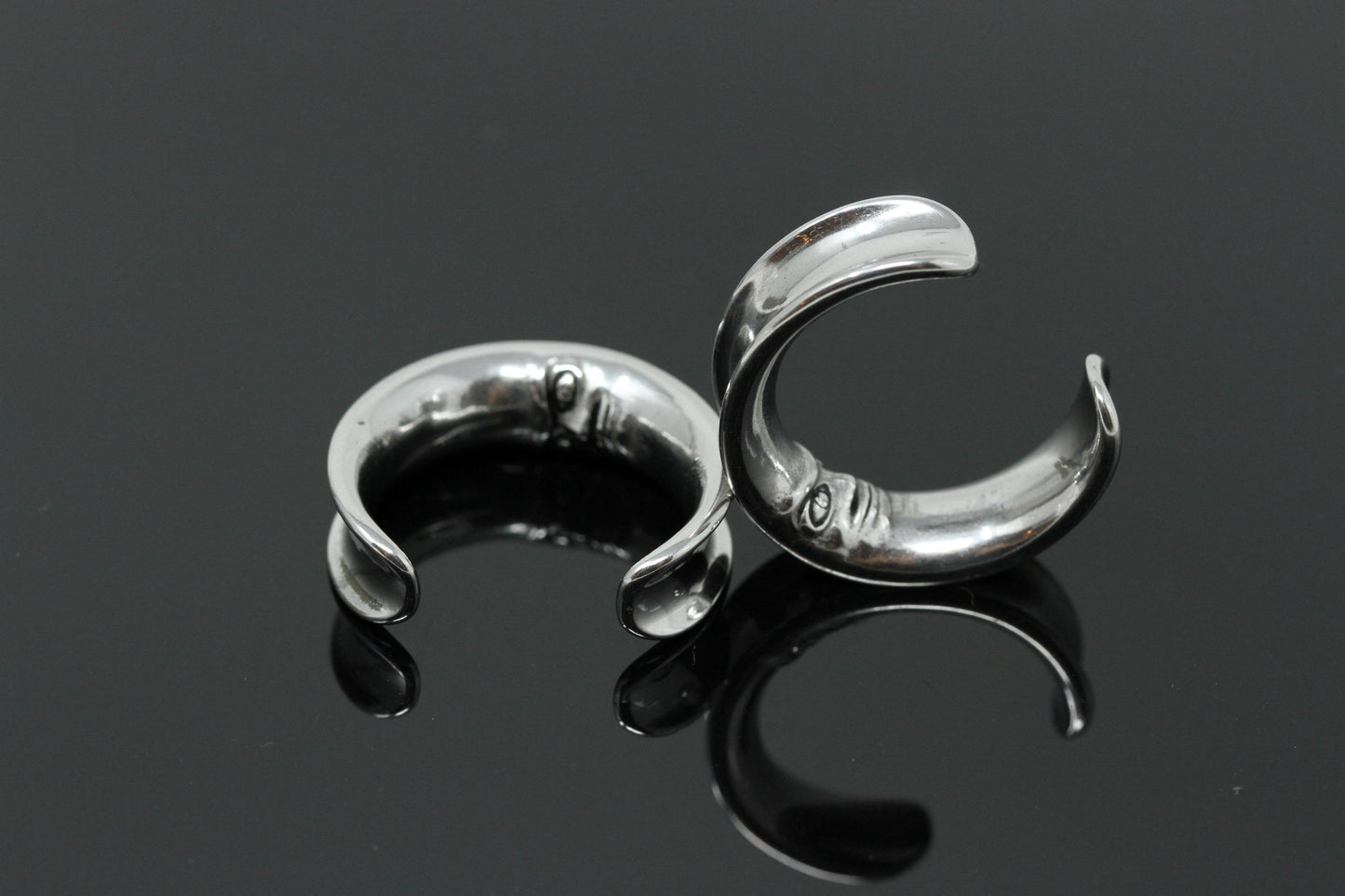 ear stretching saddle moon