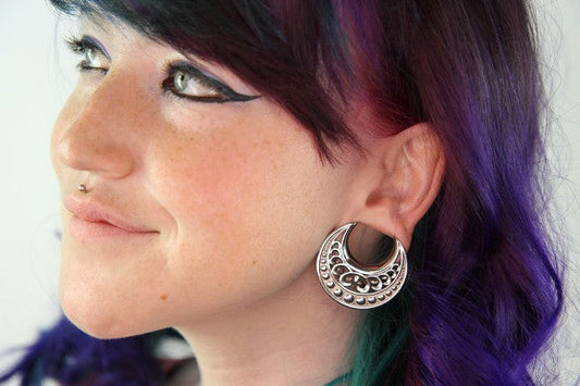 How to get Teardrop Plugs, Coffins, and Saddle into your Stretched Ears.