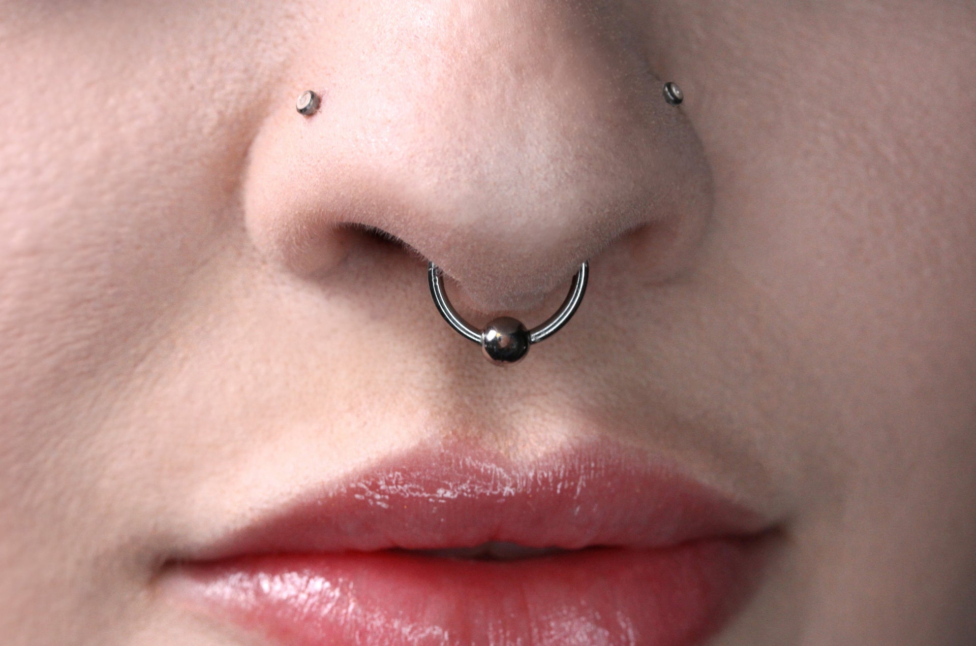 Titanium Ball Septum Clicker SPT008 – Two Feather Plugs