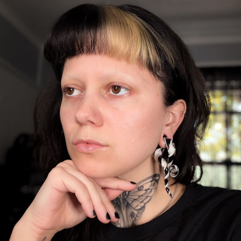 Black / White / Clear Twisting Hanger Plugs (Pair) - G070