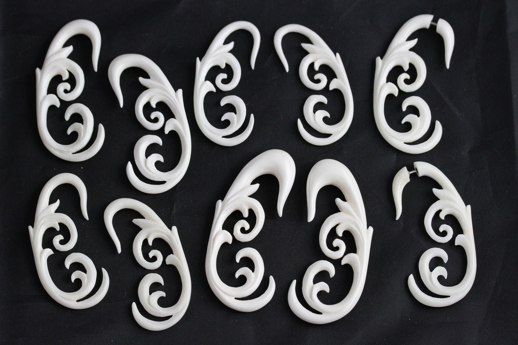 White Maria Vines Plug Hangers (Pair) C052 Two Feather Plugs