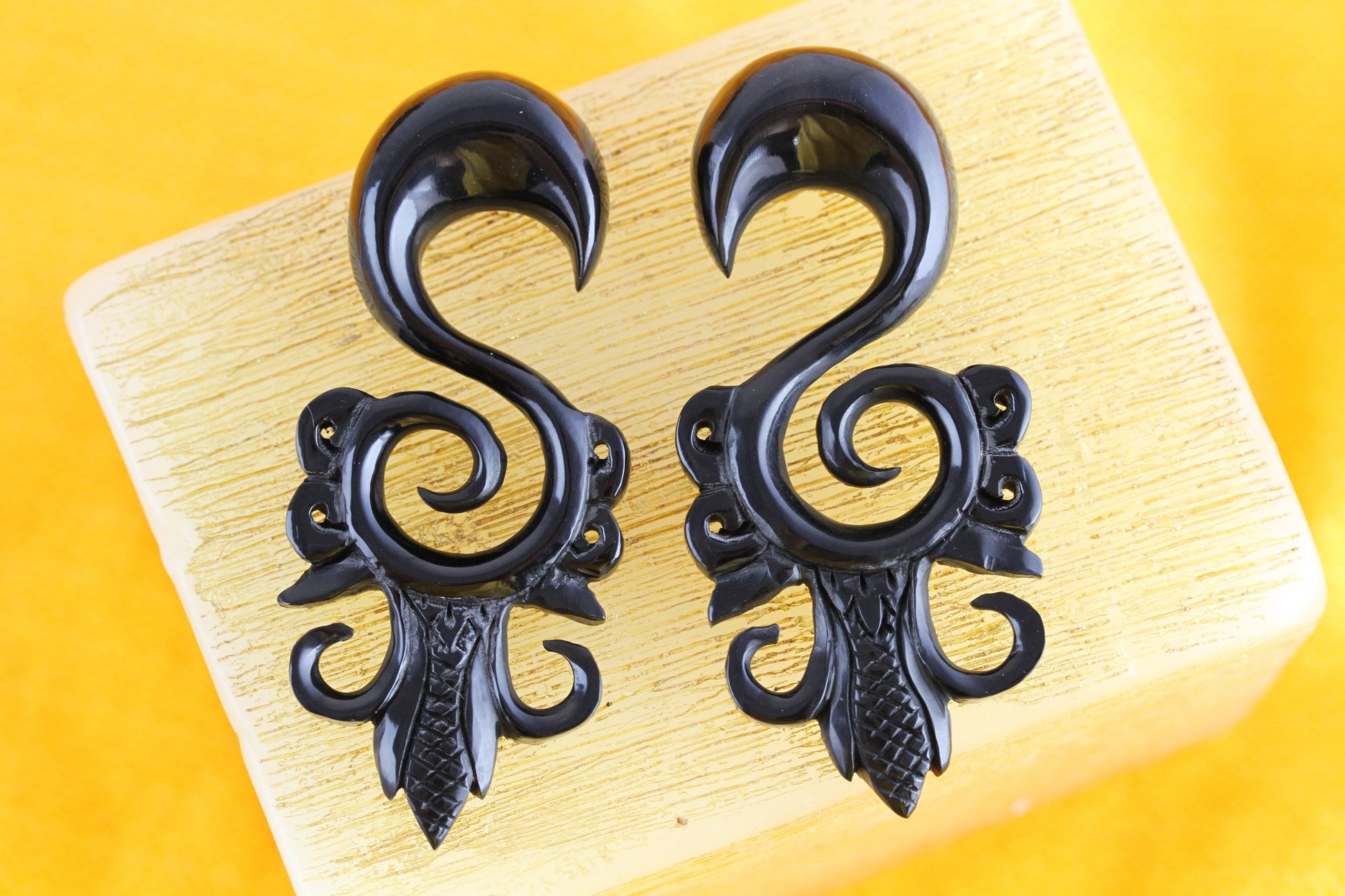 Black Carved Stretching Hanger Earrings