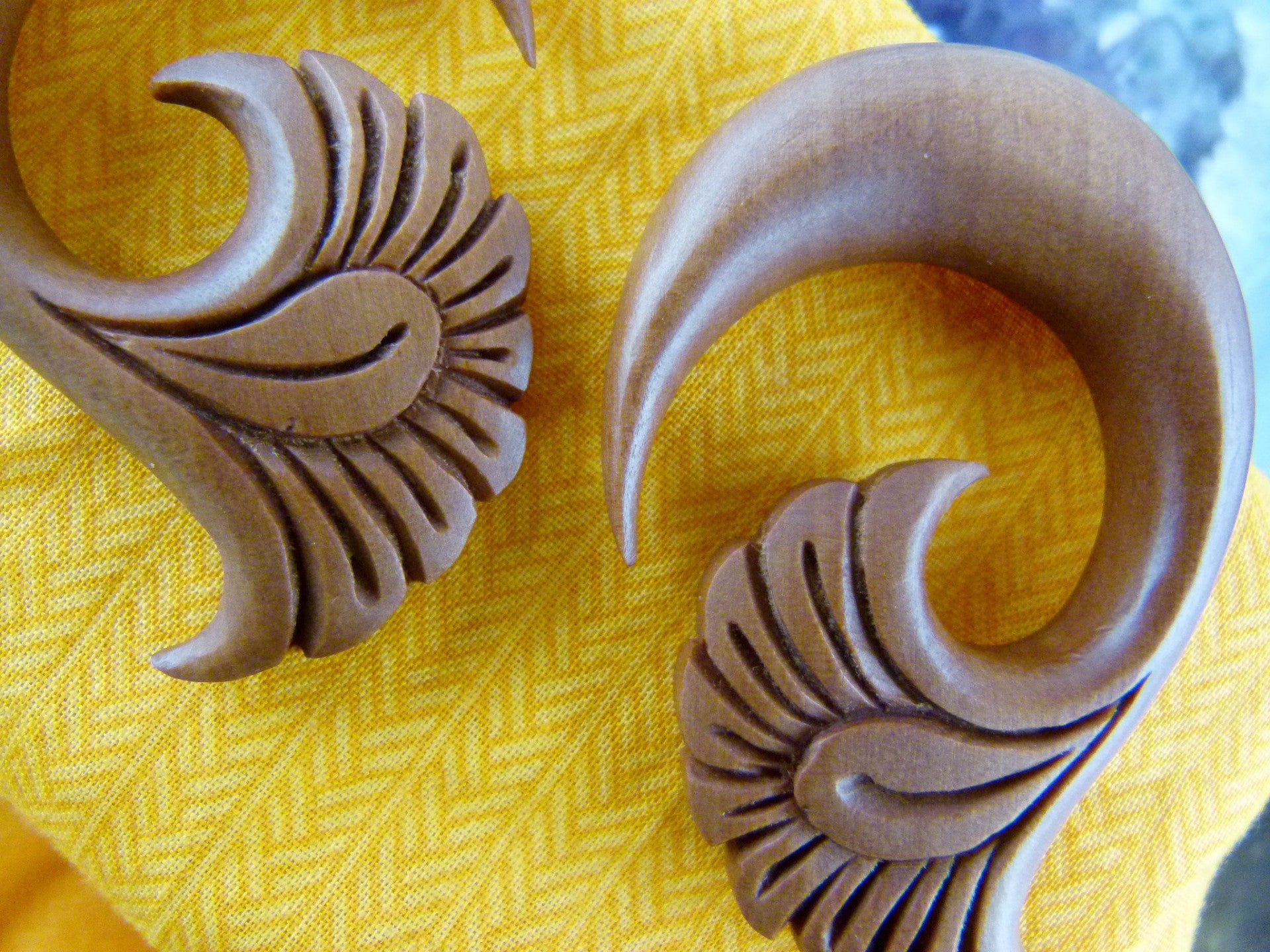 Wood Fanned Feather Hanger Plugs - Detail