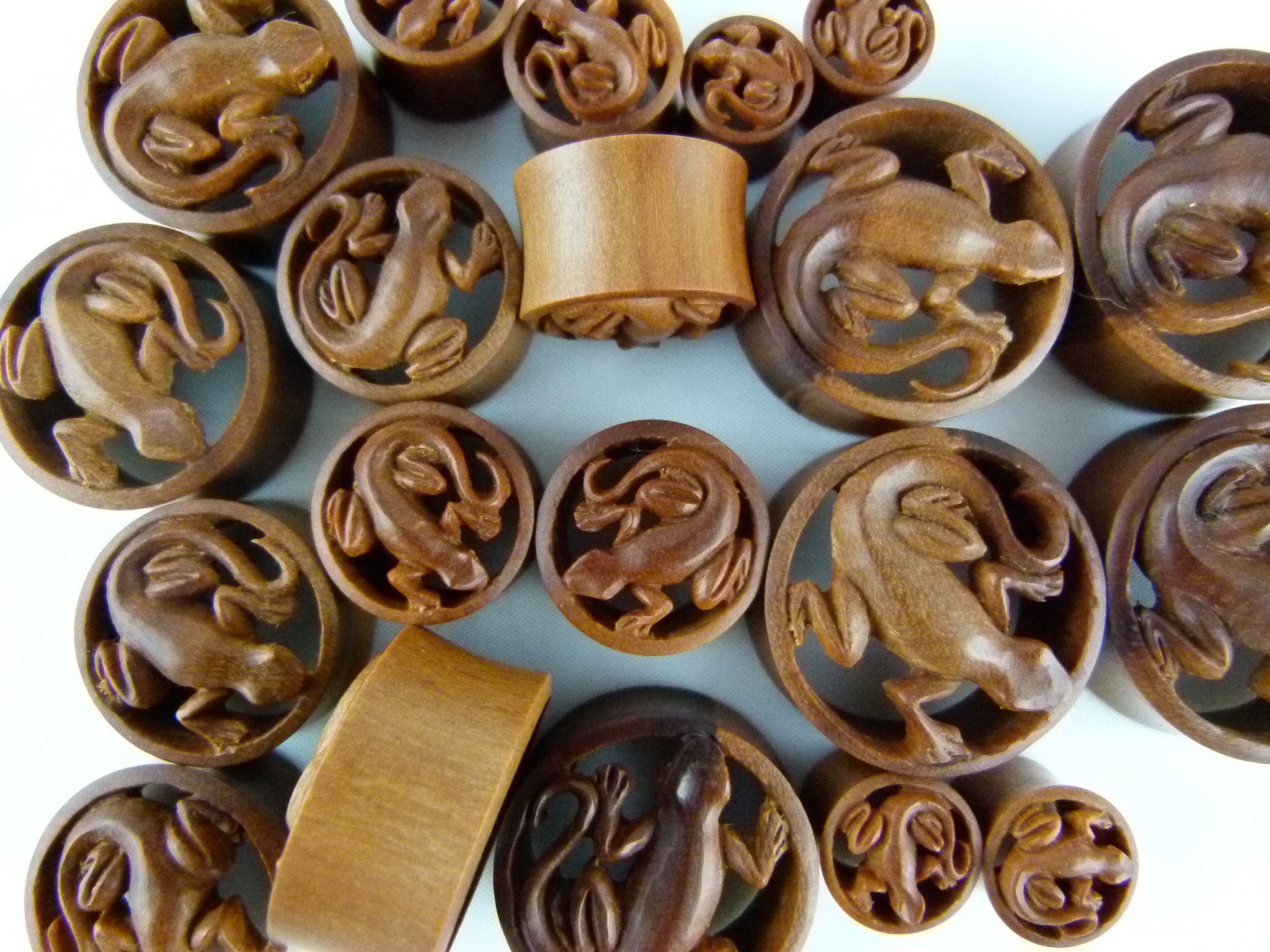Lizard Plug Hand Carved Wood Gecko Lizard Plugs (Pair) - PA02 – Two Feather Plugs