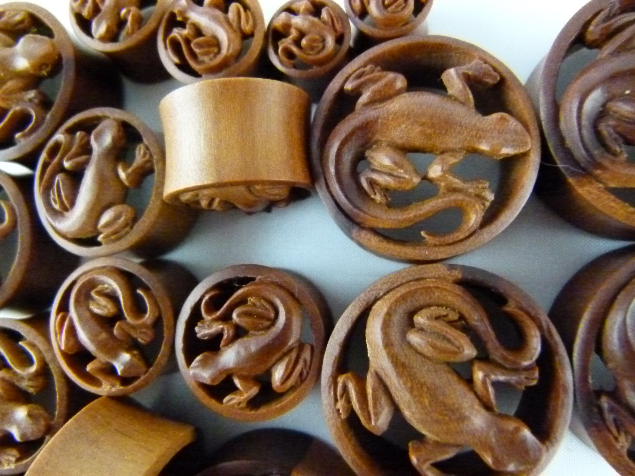Lizard Plug Hand Carved Wood Gecko Lizard Plugs (Pair) - PA02 – Two Feather Plugs